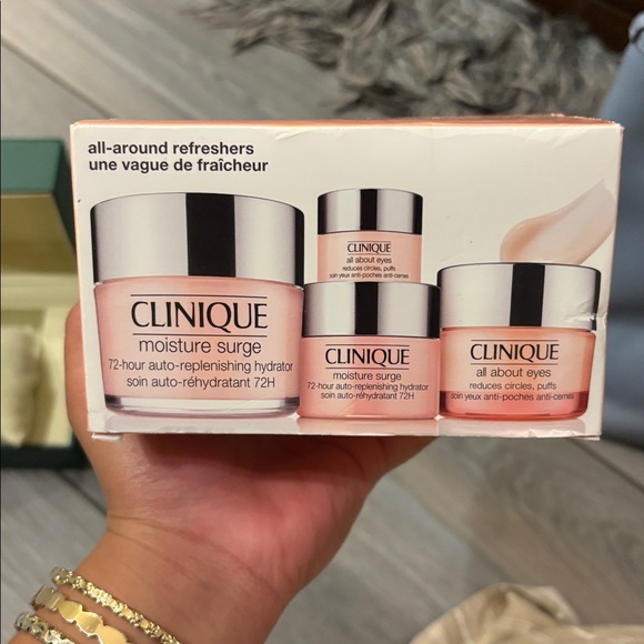 Clinique Set - Picture 1 of 2